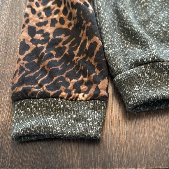 🟣 GRAY SPECKLED SWEATSHIRT W/ LEOPARD SLEEVES SIZE LARGE - Picture 4 of 4